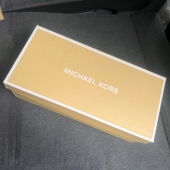 Michael Kors Gold Gift Box - Picture 1 of 5